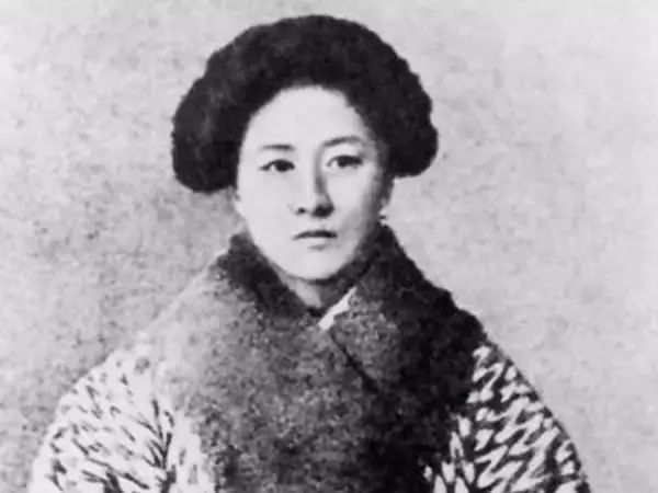 民国女子游颐和园，穿旗袍的她们，像是沾染了仙气