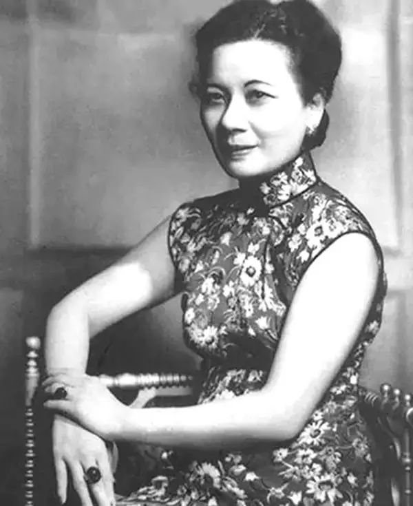 民国女子游颐和园，穿旗袍的她们，像是沾染了仙气