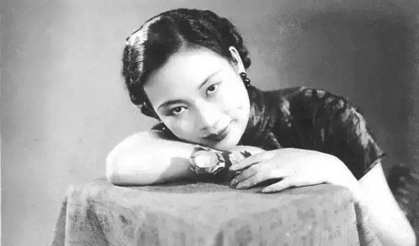 民国女子游颐和园，穿旗袍的她们，像是沾染了仙气