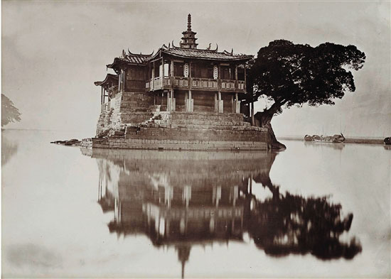 约翰·汤姆逊 福建闽江金山寺 22×29cm 1870年 碳素印相 洛文希尔收藏