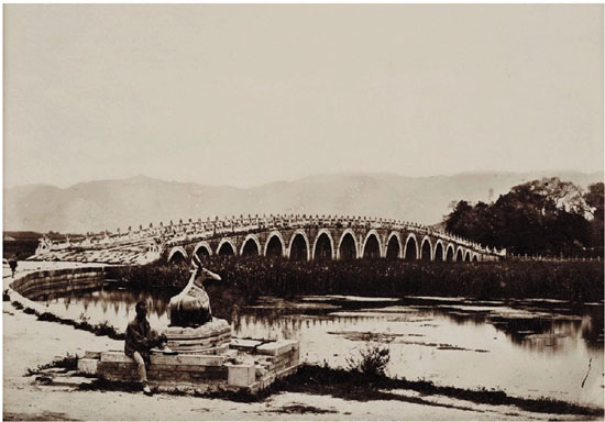 托马斯·查尔德 北京颐和园十七孔桥 22×29cm 19世纪70年代 蛋白印相 洛文希尔收藏