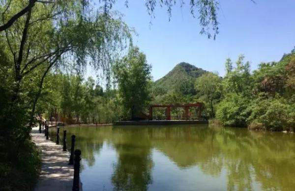 这个京郊的冷门景区，山雄水秀，林荫溪美，让人感觉恍若世外！