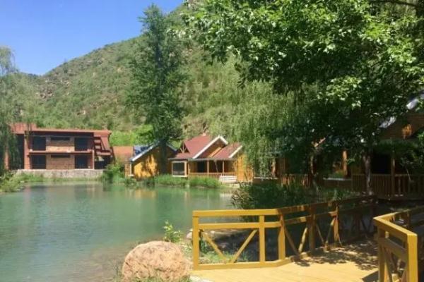 这个京郊的冷门景区，山雄水秀，林荫溪美，让人感觉恍若世外！