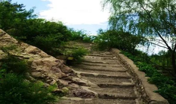 这个京郊的冷门景区，山雄水秀，林荫溪美，让人感觉恍若世外！