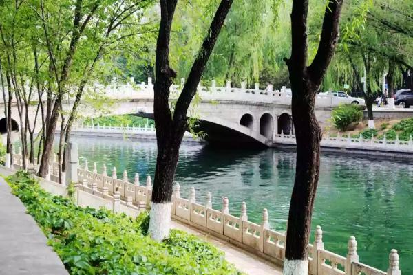 这个绿柳成荫、凉爽宜人的免费公园美得很特别~！