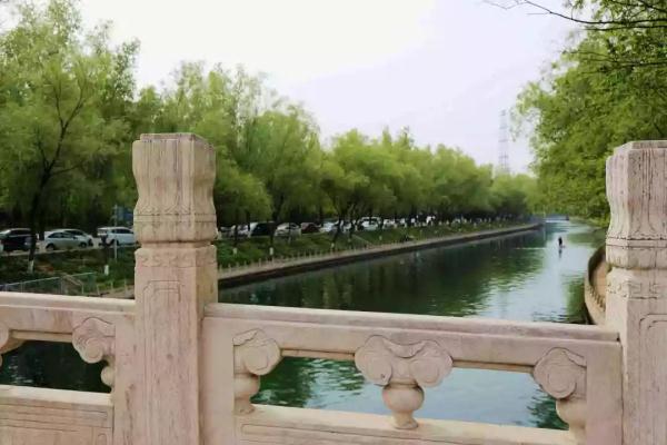 这个绿柳成荫、凉爽宜人的免费公园美得很特别~！