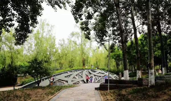 这个绿柳成荫、凉爽宜人的免费公园美得很特别~！
