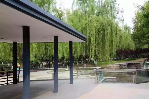 这个绿柳成荫、凉爽宜人的免费公园美得很特别~！