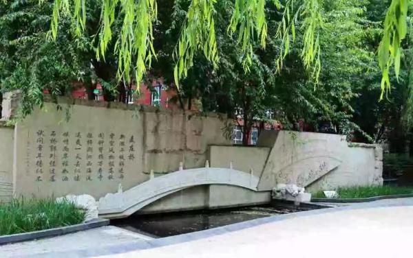 这个绿柳成荫、凉爽宜人的免费公园美得很特别~！