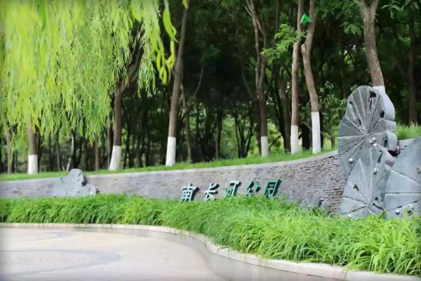这个绿柳成荫、凉爽宜人的免费公园美得很特别~！