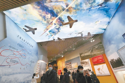 展厅内观众重温烽火岁月