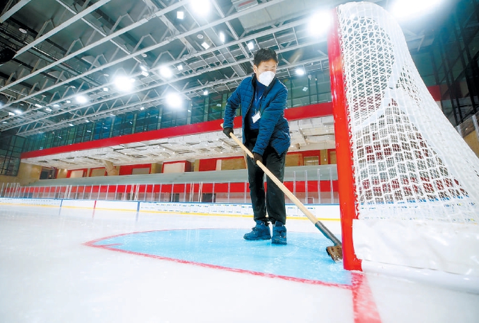 图为验收前,业主方聘请的制冰人员在对冰面进行细节修整.(刘平 摄)