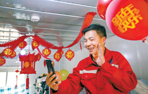 旋挖钻机驾驶员王伟和新婚不久的媳妇视频聊天。