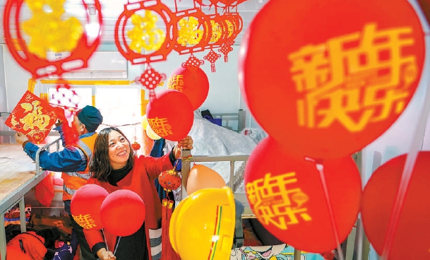这个春节，刘占金、张立军夫妇从原先的男女宿舍“乔迁”到项目部特别准备的夫妻房，在工地上过了一个温馨的团圆年。