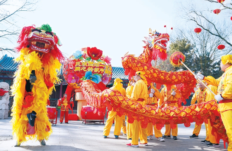南宫村民舞龙舞狮迎客忙