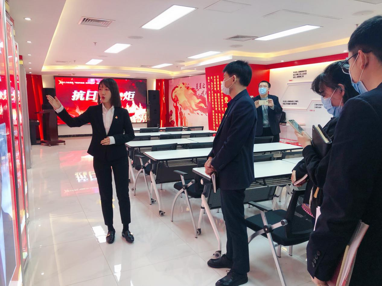 党员们参观主题展览室内部分
