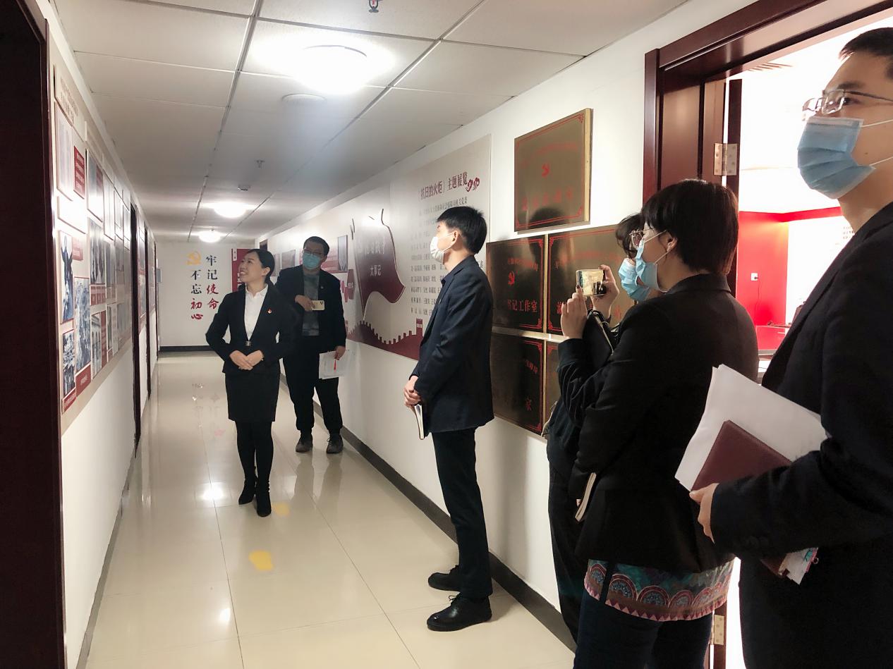党员们参观“抗日的火炬”主题展览室外部分