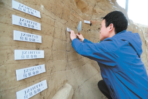 2021年4月1日，在琉璃河遗址区，考古人员对夯土建筑基址进行分层标记。（甘南 摄）