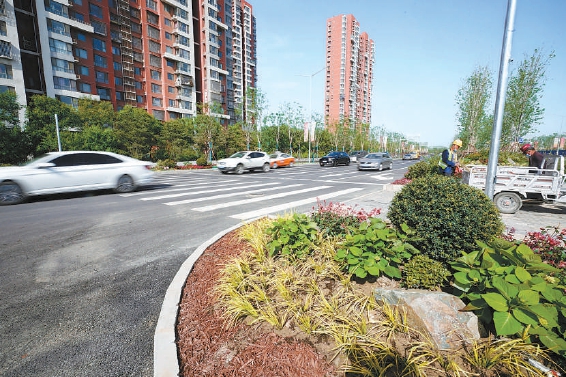 双向六车道的万盛南街地面施工正在收尾，即将全部完工。（程功 摄）