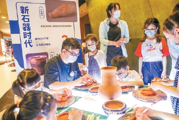 2021年5月18日晚，在首都博物馆悦空间，小朋友们体验陶艺制作，了解文物知识。（武亦彬 摄）