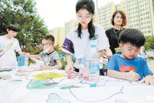 　垃圾分类宣传活动中，孩子们精心绘长卷。
