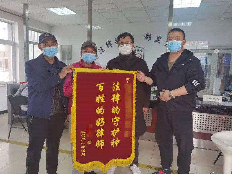 谢女士（化名）来到丰台区法律援助中心赠送锦旗.png