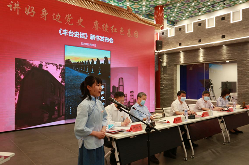 宣讲员现场讲述《丰台史话》中的红色故事（摄影：徐伟）.png