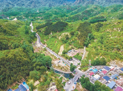 莲花山路等美丽乡村路的开通，为延庆山区的众多红色旅游点吸引来了丰富的客流。 （潘之望 摄）