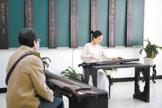 2021年6月3日，老年学员正在学习古筝。（和冠欣 摄）