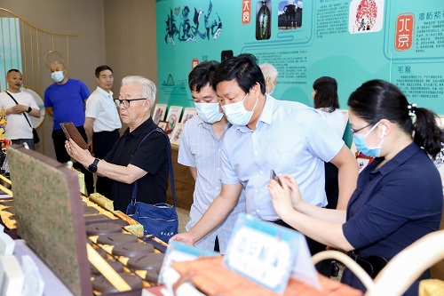与会嘉宾在展区驻足参观1.JPG