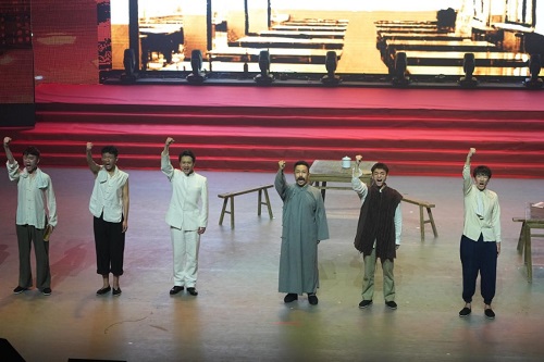 情景剧《工人是天》生动再现了李大钊和邓中夏到长辛店劳动补习学校为工人们讲授“工人是天”的历史场景（摄像 刘平）.jpg