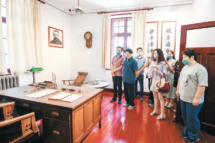 “光辉伟业 红色序章——北大红楼与中国共产党早期北京革命活动”主题展中图书馆主任室复原场景，李大钊曾在此工作。