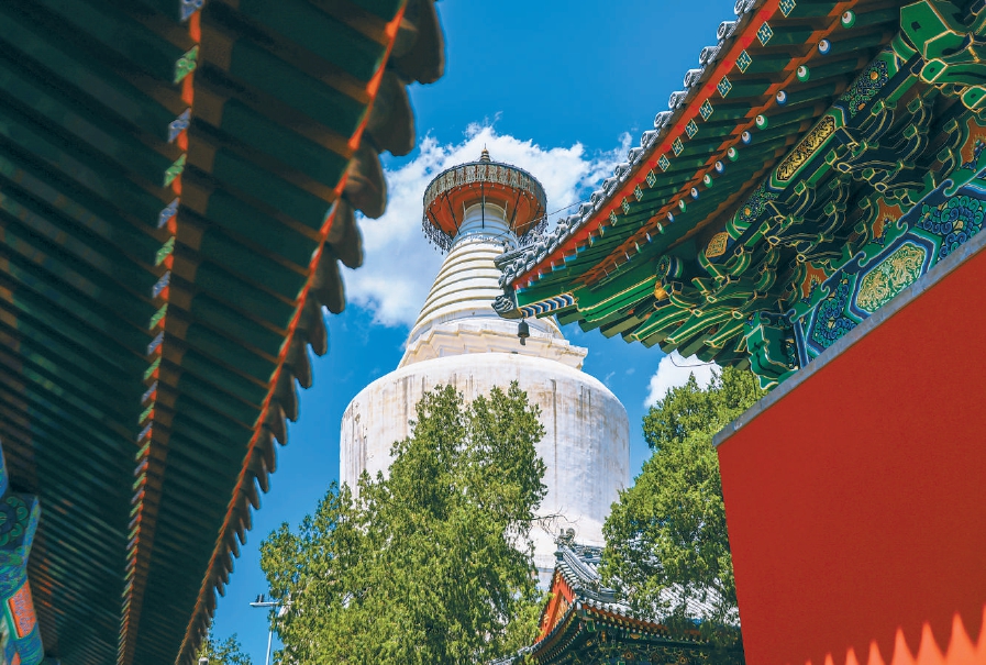 2021年7月5日,北京迎来晴好天气,修缮重开后的妙应寺白塔与湛滥的