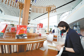 首都图书馆大兴机场分馆内书香四溢，成为大兴机场又一处吸引旅客打卡、休憩候机的功能区域。（方非 摄）