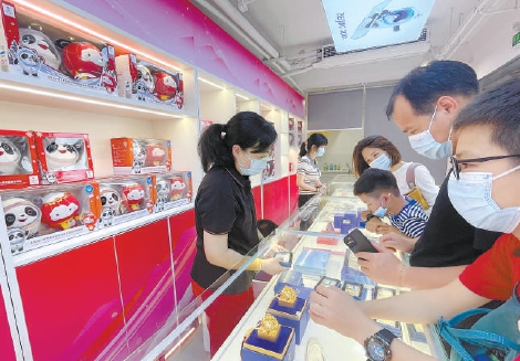 消费者在选购北京2022冬奥会特许商品。（阎彤 摄）