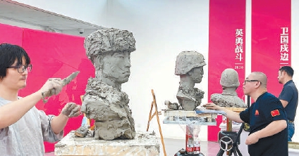 2021年八一前夕，中国美术馆举办“为新时代人物塑像”八一建军节专场，雕塑家们为“七一勋章”获得者陈红军塑像，致敬英雄。 （阎彤 摄）
