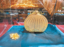 展出的花丝镶嵌工艺作品。