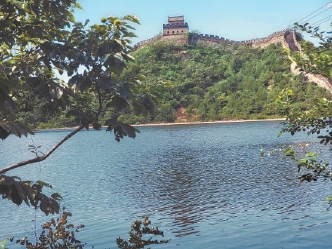 图为蓄水后的边坑水库。