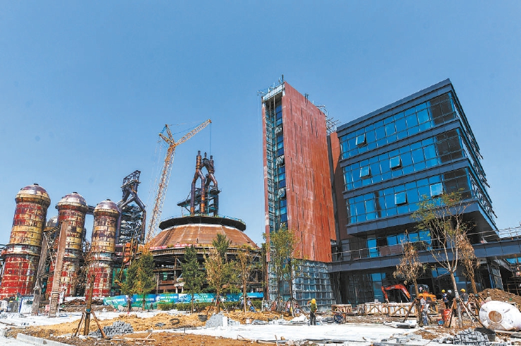首钢遗址公园项目正在紧张施工中。（邓伟 摄）