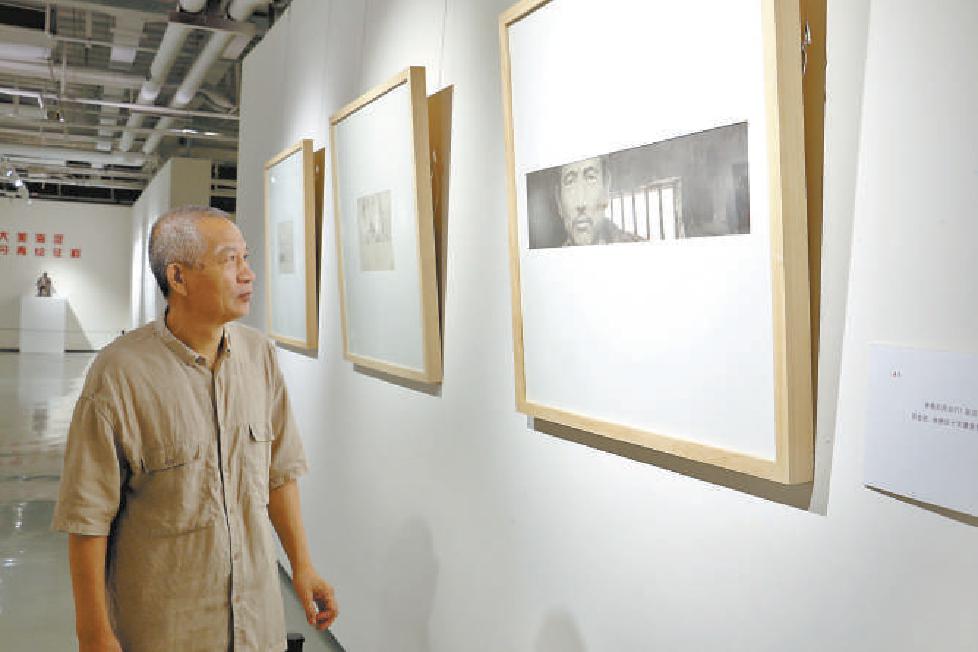 赵奇在连环画作品《可爱的中国》展出现场。