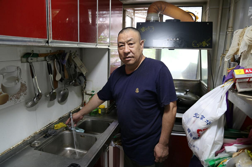 丰台区明春苑小区居民家中通上了干净、清亮的自来水（摄 曹言湖）.png