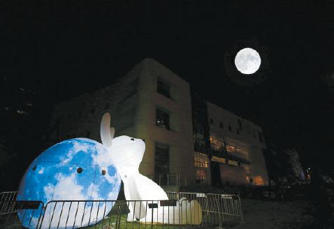 　　2021年9月21日，在朝阳区文化馆广场前，一只憨态可掬的“玉兔”仰望明月。这是正在该馆举办的“月圆京城 情系中华”2021“团圆”中秋文化主题活动设置的“玉兔迎月”造型装置。（方非 摄）