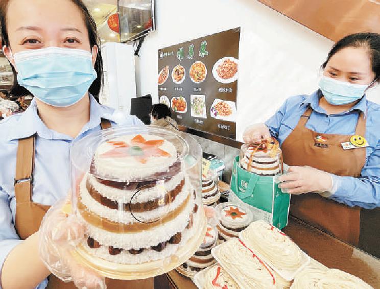 护国寺小吃起源店推出了重阳花糕、长寿面等多款产品。（阎彤 摄）