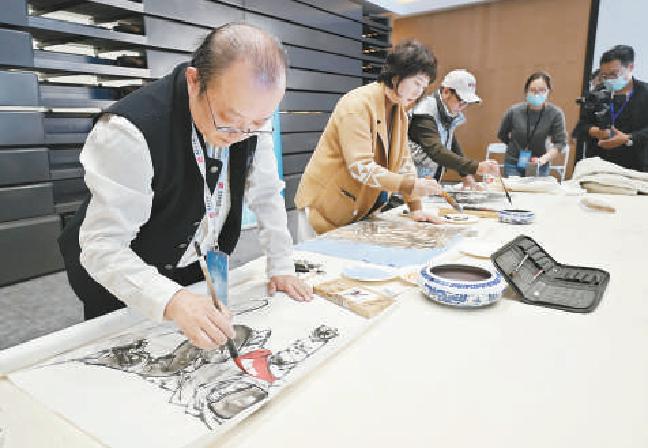 艺术家在描绘单板滑雪运动员。（刘平 摄）