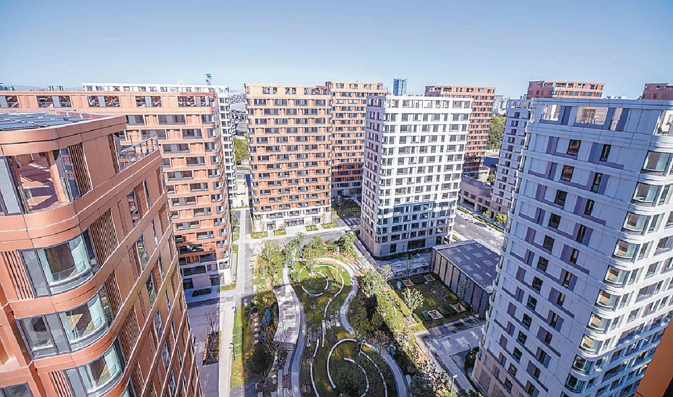 北京冬奥村橘黄、银白两种颜色的公寓楼错落有致排列在一起，颇有设计感。（潘之望 摄）