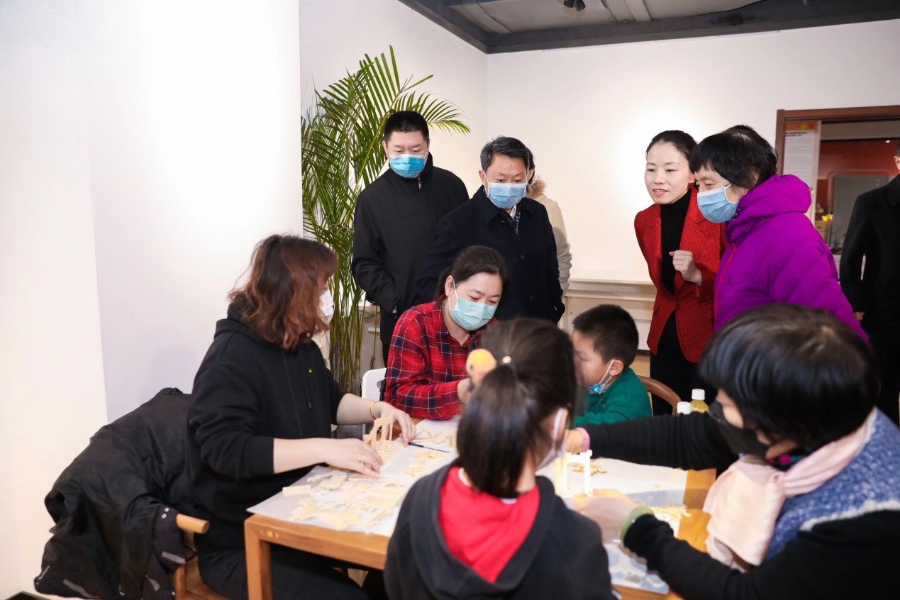 领导嘉宾参观各场馆活动.jpg