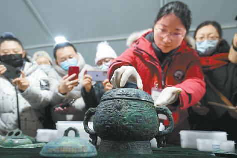 考古工作者介绍，这个铜簋的盖、身分别时隔40余年出土，纹饰相同，铭文呼应，应是在下葬时混淆了，一错就是3000年。（武亦彬 摄）