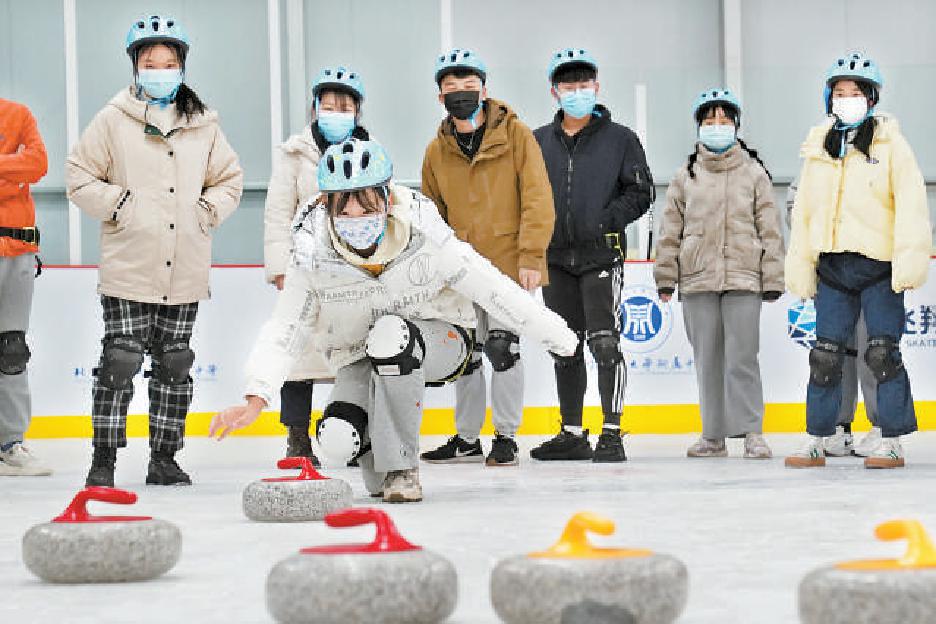 2021年12月19日下午，海淀区学院路环高校“三带一节”趣味冰雪体验活动在北京科技大学附中星飞翔冰上运动中心举行。（王海欣 摄）