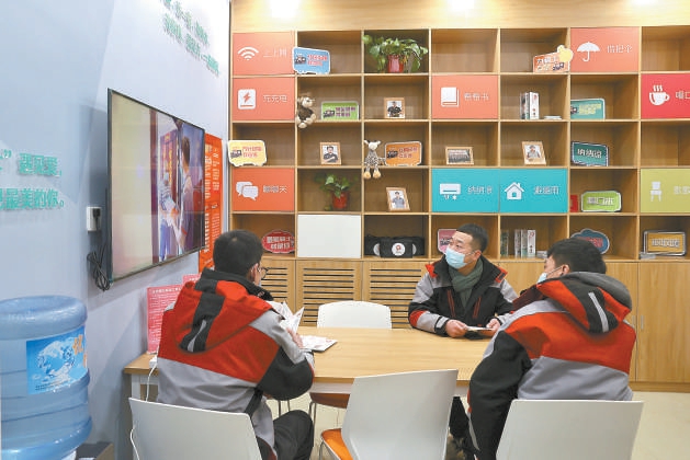 玉桥街道打造了3处“小哥驿站”,小哥们不仅可以歇脚、饮水、充电,还能免费借用气筒、雨伞等工具。(白继开 摄) 玉桥街道打造了3处“小哥驿站”,小哥们不仅可以歇脚、饮水、充电,还能免费借用气筒、雨伞等工具。(白继开 摄)