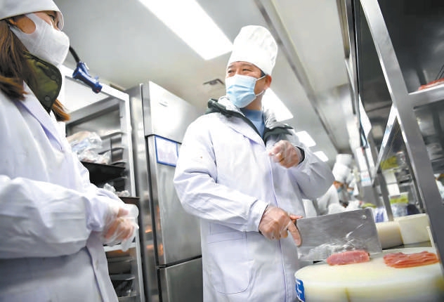 主演侯岩松在后厨切肉，进行实景排练。（方非 摄）
